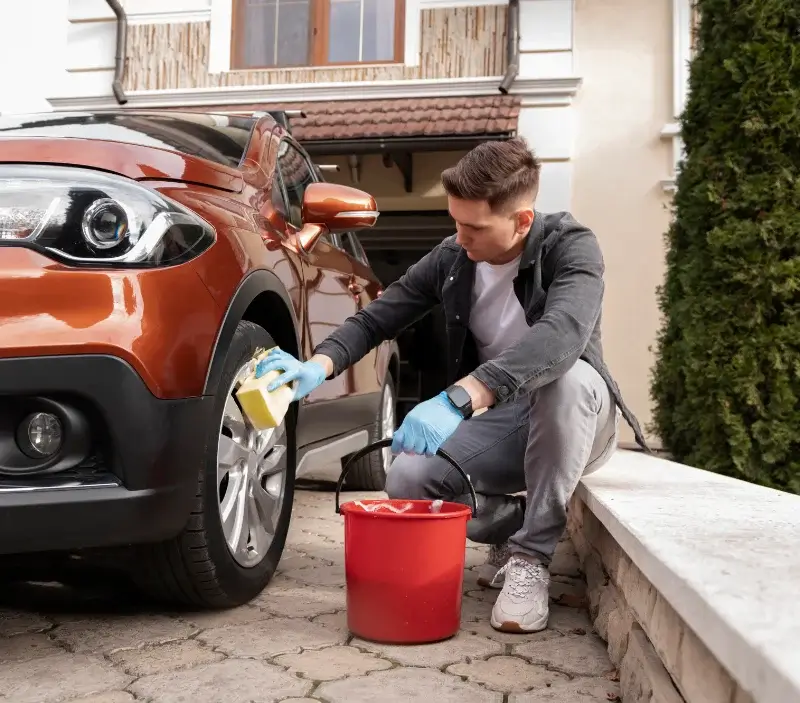 Lavage auto à domicile Chalain-le-Comtal : professionnel intervenant sur un véhicule